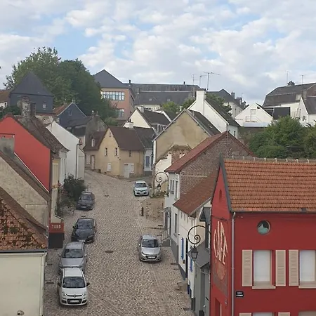 Lägenhet Proche Des Remparts Et Tous Commerces.